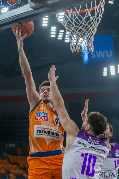 中展现了他 中展现了他