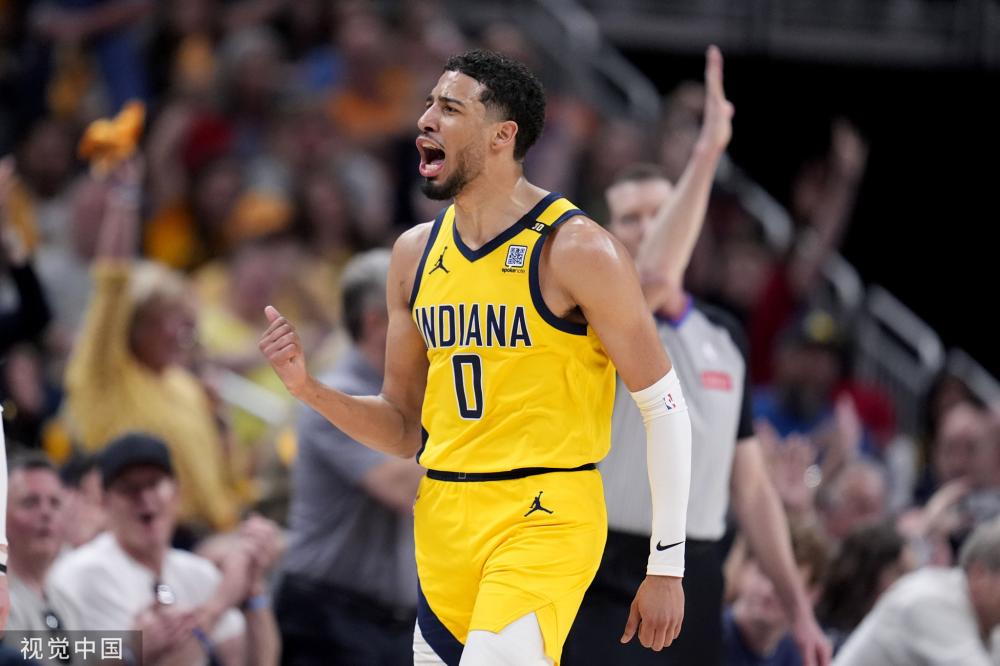 他在场上展 他在场上展